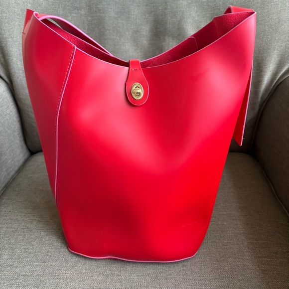 Elizabeth Arden Handbags - Elizabeth Arden Sleek Red Leather-Look Bucket Tote INV25/486